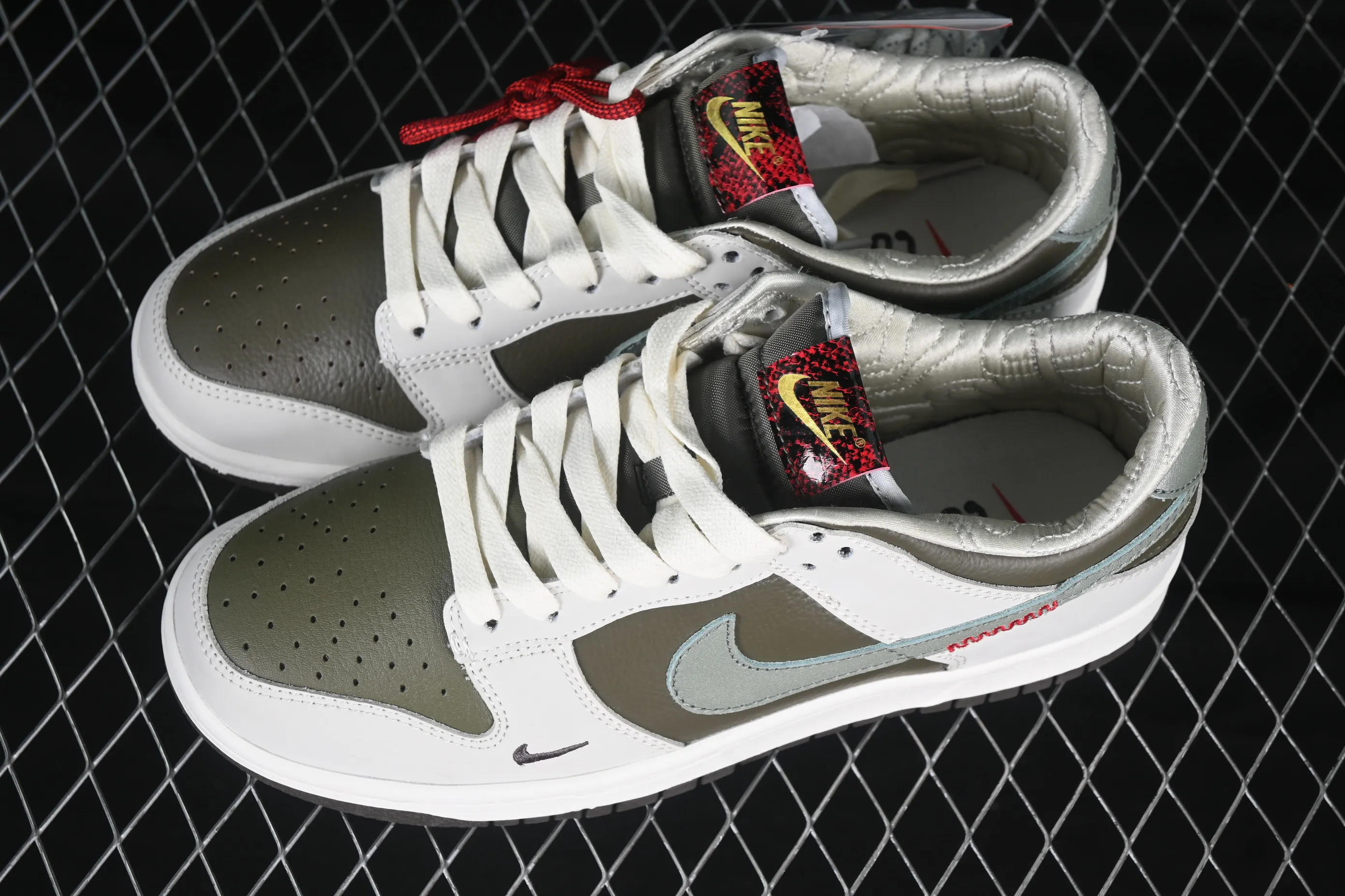 All Categories Nk SB Dunk Series Nk SB Dunk Low Low-top sneakers K version Nk SB Dunk Low "Year Of Snake" Limited to the Year of the Snake Low-top casual sneakers HV5980-231
